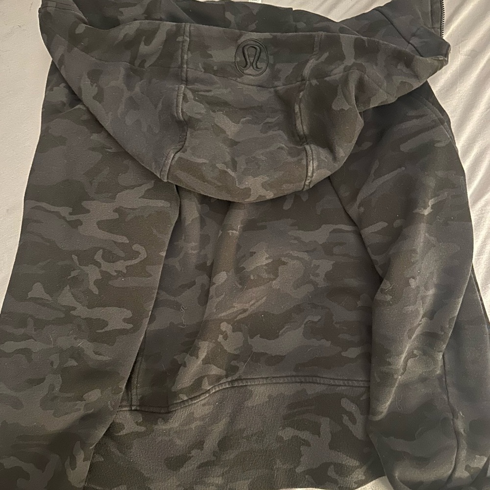lululemon athletica Scuba Hoodie: Black Camo Print (Size 8) - Picture 2 of 4